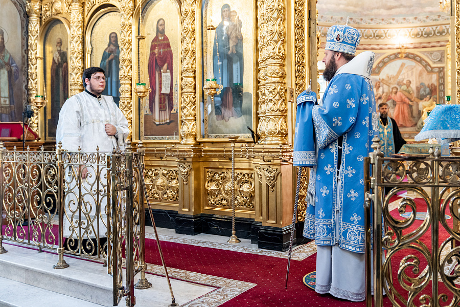 Архиерейское богослужение в праздник Успения Пресвятой Богородицы в Троицком кафедральном соборе Подольска